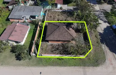 Casa em amplo terreno de esquina para venda no bairro barra do saí, localizado na cidade de itapoá / sc.