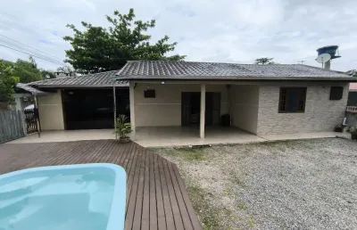 Casa de esquina com piscina para venda no balneário santa clara, itapoá / sc.