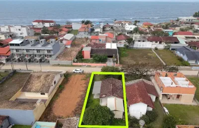 Casa com amplo terreno a apenas 150 mts da praia no balneário brasília, localizado na cidade de itapoá/sc.