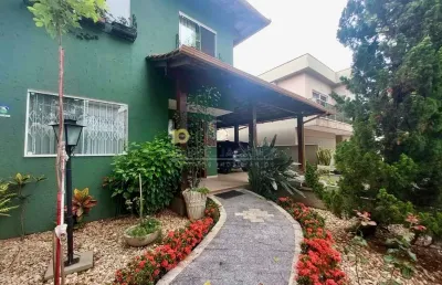 Casa padrão à venda, por r$ 1.490.000,00 na pedra branca, palhoça, sc