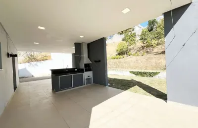 Grande oportunidade para você e sua família. belíssima casa com pé direito duplo