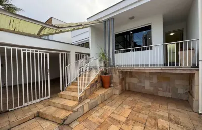 Casa comercial à venda no centro de piracicaba com 180 m² | 6 salas, 3 banheiros, 1 edícula e 3 vagas de garagem.