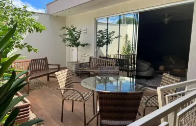 Casa térrea à venda no centro de piracicaba-sp com 300,64 m² | 3 suítes e 2 vagas de garagem cobertas.