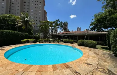 Casa térrea à venda no centro com 376 m² | 3 suítes, amplo quintal e 6 vagas de garagem, sendo 2 cobertas.