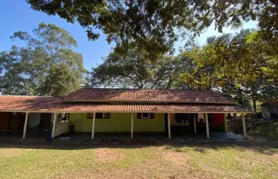 Chácara à venda no bairro alpes das águas com 200m² | 4 dormitórios sendo 1 suíte e amplo quintal com árvores frutíferas.
