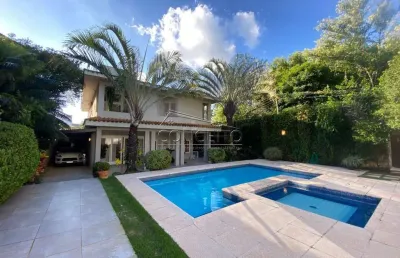 Sobrado à venda em condomínio de alto padrão com 414m² | 4 suítes e 4 vagas de garagem.