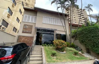 Casa comercial à venda no centro com 86,54 m² | 3 dormitórios com armários e 2 vagas de garagem.