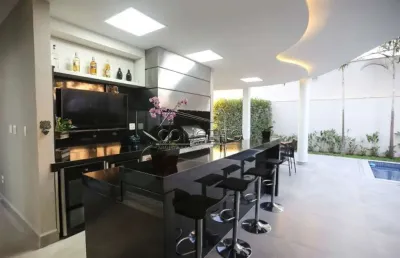 Sobrado à venda no condomínio alphaville piracicaba com 374m² | 3 suítes, móveis planejados e 4 vagas de garagem.