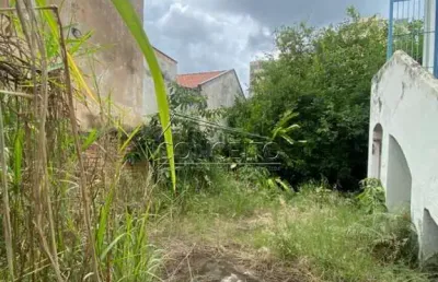 Terreno à venda no centro com 426 m² de área total.