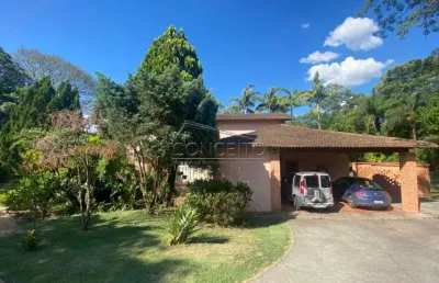 Casa térrea à venda no condomínio vila romana com 400 m² | 3 suítes, amplo quintal gramado e 2 vagas de garagem cobertas.