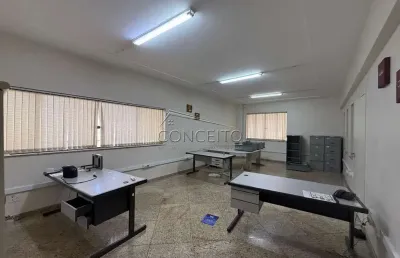 Galpão industrial para venda ou locação no bairro unileste com 1230 m² | 9 salas, 5 banheiros, 2 barracões e amplo espaço para estacionamento.