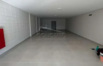 Sala comercial para locação no bairro vila rezende com 98 m² | amplo salão e 2 vagas de estacionamento.