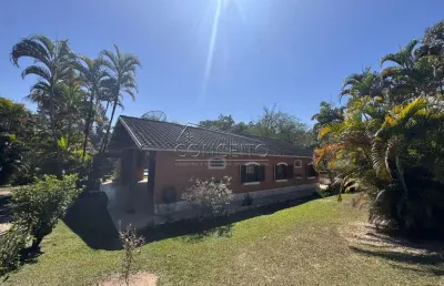 Chácara à venda em águas de são pedro com área construída de 450 m² | 3 casas, 6 dormitórios, 1 suíte e vagas para até 10 carros.