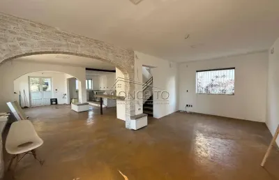 Casa comercial disponível para locação no centro com área construída de 323,04 m² | recepção, copa, espaço para até 24 vagas de estacionamento.