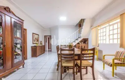 Casa residencial disponível para locação e venda no bairro presidente roosevelt em uberlândia-mg