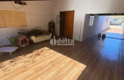 Casa com 3 quartos à venda em Laranjeiras, Uberlândia 