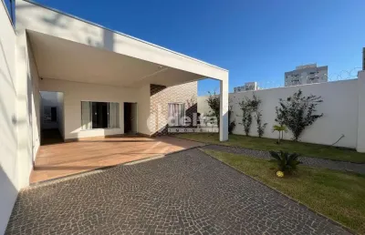 Casa disponível para locação e venda no bairro jardim europa em uberlândia-mg.