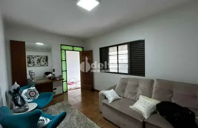 Casa residencial disponível para venda e locação no bairro santa mônica em uberlândia-mg