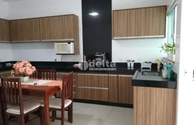 Casa residencial disponível para venda no bairro santa mônica em uberlândia-mg