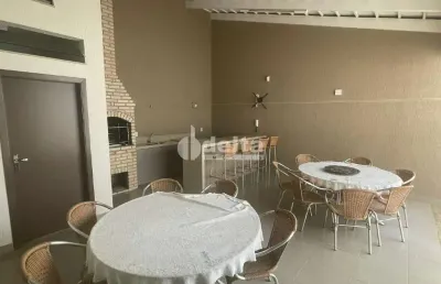 Casa residencial disponível para locação e venda no bairro santa mônica em uberlândia-mg