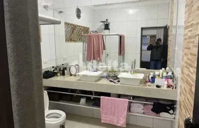 Casa residencial disponível para locação e venda no bairro santa mônica em uberlândia-mg