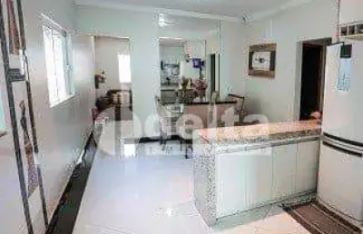 Casa residencial disponível para venda no bairro santa mônica em uberlândia-mg