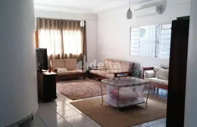 Casa com 3 quartos à venda na Cidade Jardim, Uberlândia 