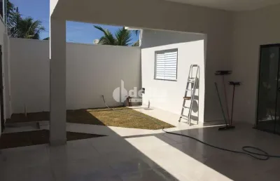 Casa com 3 quartos à venda no Jardim Europa, Uberlândia 