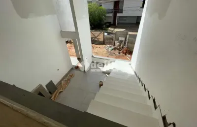 Casa no condomínio jardins roma disponível para venda em uberlândia-mg