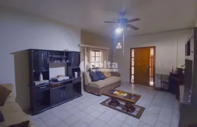 Casa residencial disponível para venda no bairro santa mônica em uberlândia-mg