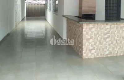 Casa com 3 quartos à venda no Jardim Europa, Uberlândia 