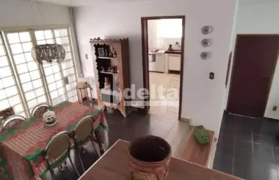 Casa residencial disponível para venda no bairro saraiva em uberlândia-mg.