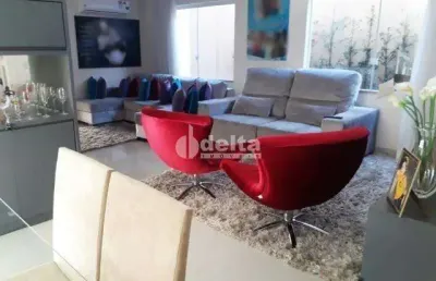 Casa com 3 quartos à venda no Jardim Europa, Uberlândia 