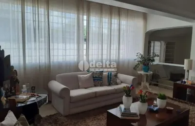 Casa disponível para venda no bairro osvaldo resende em uberlândia-mg