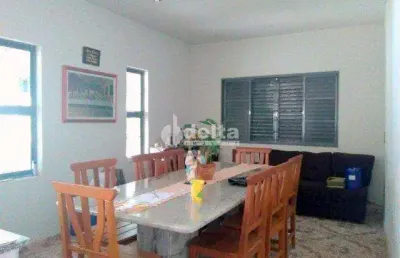 Casa residencial  disponível para venda no bairro santa mônica em uberlândia-mg
