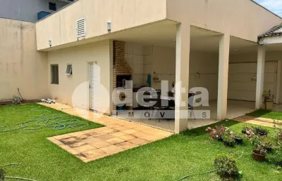 Casa comercial disponível para venda no bairro chácaras tubalina  em uberlândia-mg