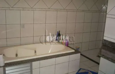Casa residencial  disponível para venda no bairro santa mônica em uberlândia-mg