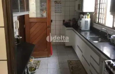 Casa residencial disponível para venda no bairro jardim brasília em uberlândia-mg