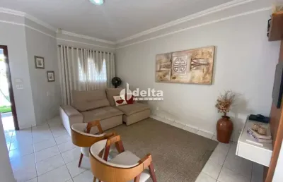 Casa residencial e comercial disponível para locação e venda no bairro santa mônica em uberlândia-mg.