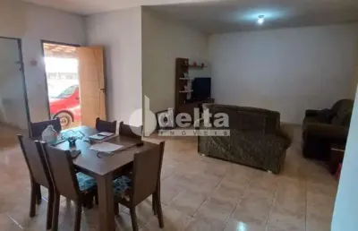 Casa disponível para venda no bairro santa mônica em uberlândia-mg