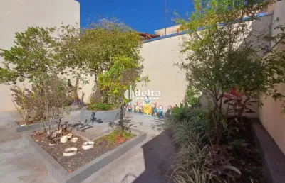 Casa residencial disponível para venda no bairro santa mônica em uberlândia-mg.