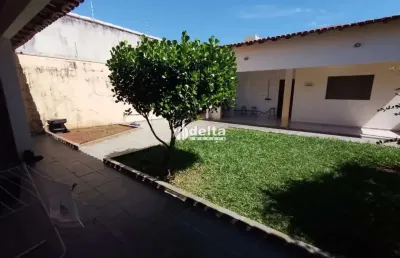 Casa disponível para venda no bairro santa mônica em uberlândia mg