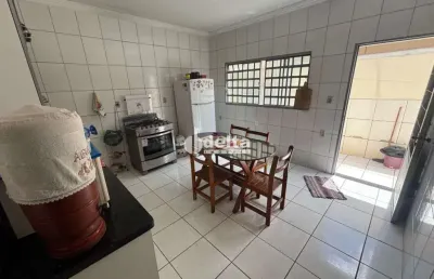 Casa residencial disponível para venda no bairro roosevelt em uberlândia-mg.