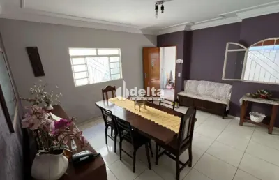 Casa disponível para venda no bairro santa mônica em uberlândia mg