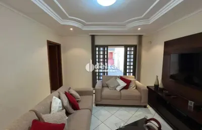 Casa residencial disponível para venda no bairro santa mônica em uberlândia-mg.