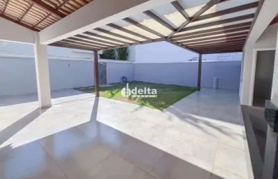 Casa em condomínio disponível para locação e venda no bairro aclimação em uberlândia-mg