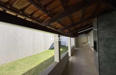 Casa residencial disponível para venda no bairro alto umuarama em uberlândia-mg.