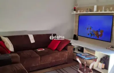 Casa residencial disponível para venda no bairro santa mônica em uberlândia-mg.