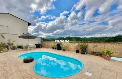 Casa com terreno espaçoso e piscina e em uma ótima localização!!
