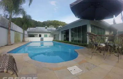 Ampla terreno com casa e área de festas com piscina
